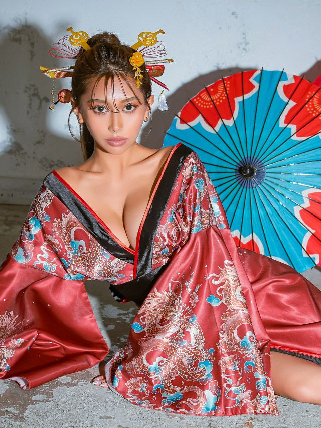 大胆谷間見せで魅了するセクシー花魁コスプレ