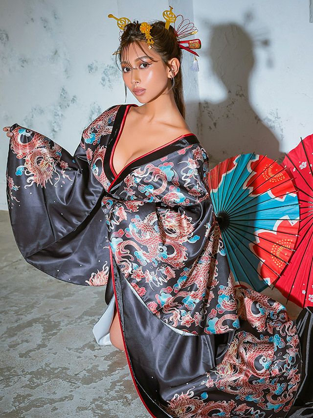 サテンの黒地が高級感漂い、ドラゴンプリントで一気に世界観に引き込むセクシー花魁コスプレ