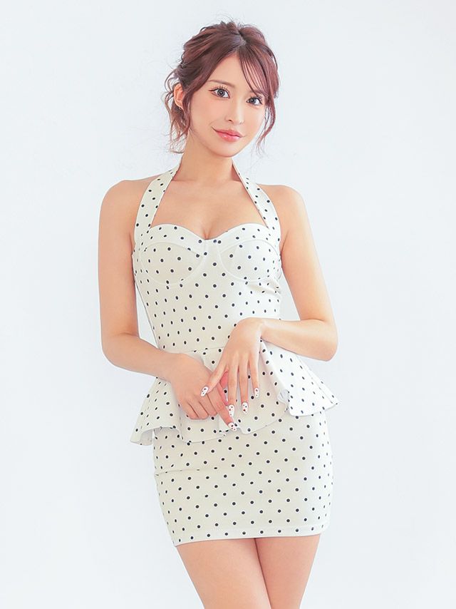 ホルターネックではみ肉をしっかりキャッチし、バストへ寄せる美ボディドレス