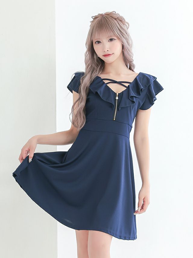 上半身のこだわりデザイン×フレアスカートでしっかり下半身カバーできるミニドレス