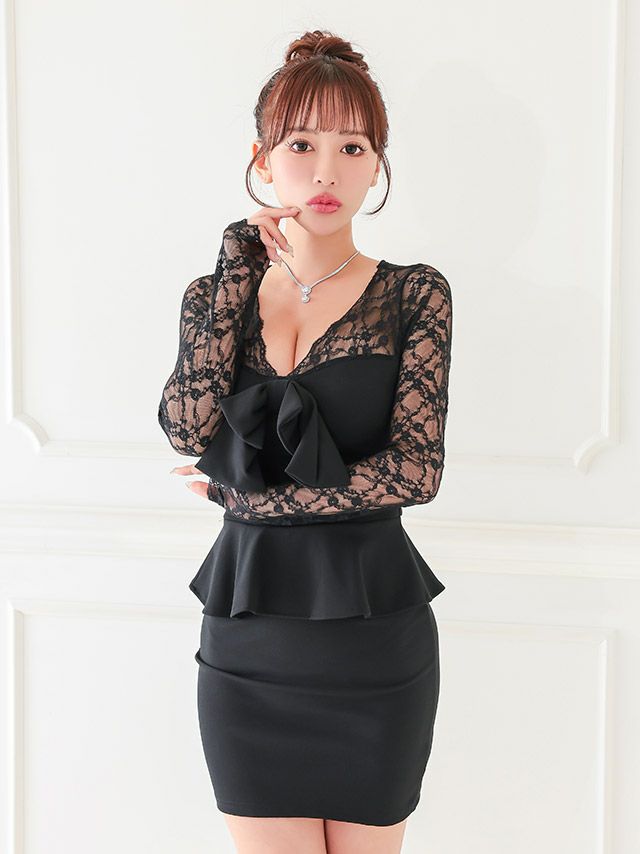 オールブラックでセクシーさに包まれたブラック長袖ドレス