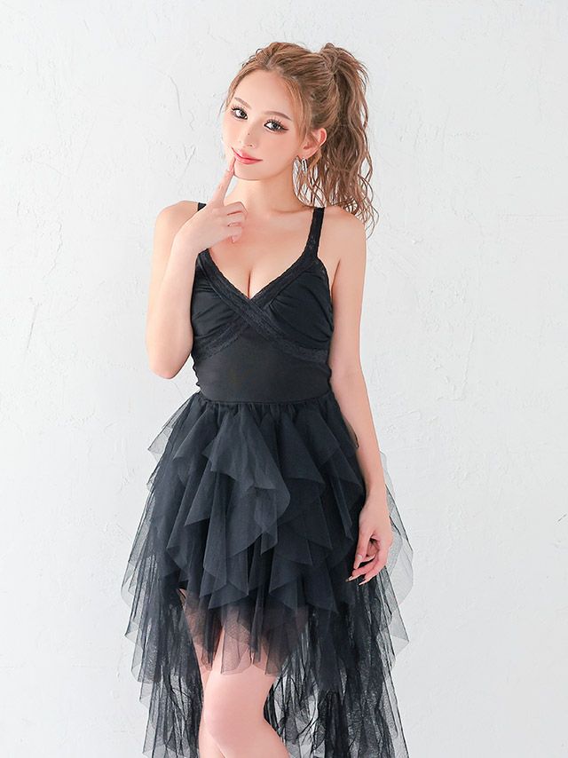 派手なチュールスカートが気になる下半身をカバーしてくれるブラックフレアドレス