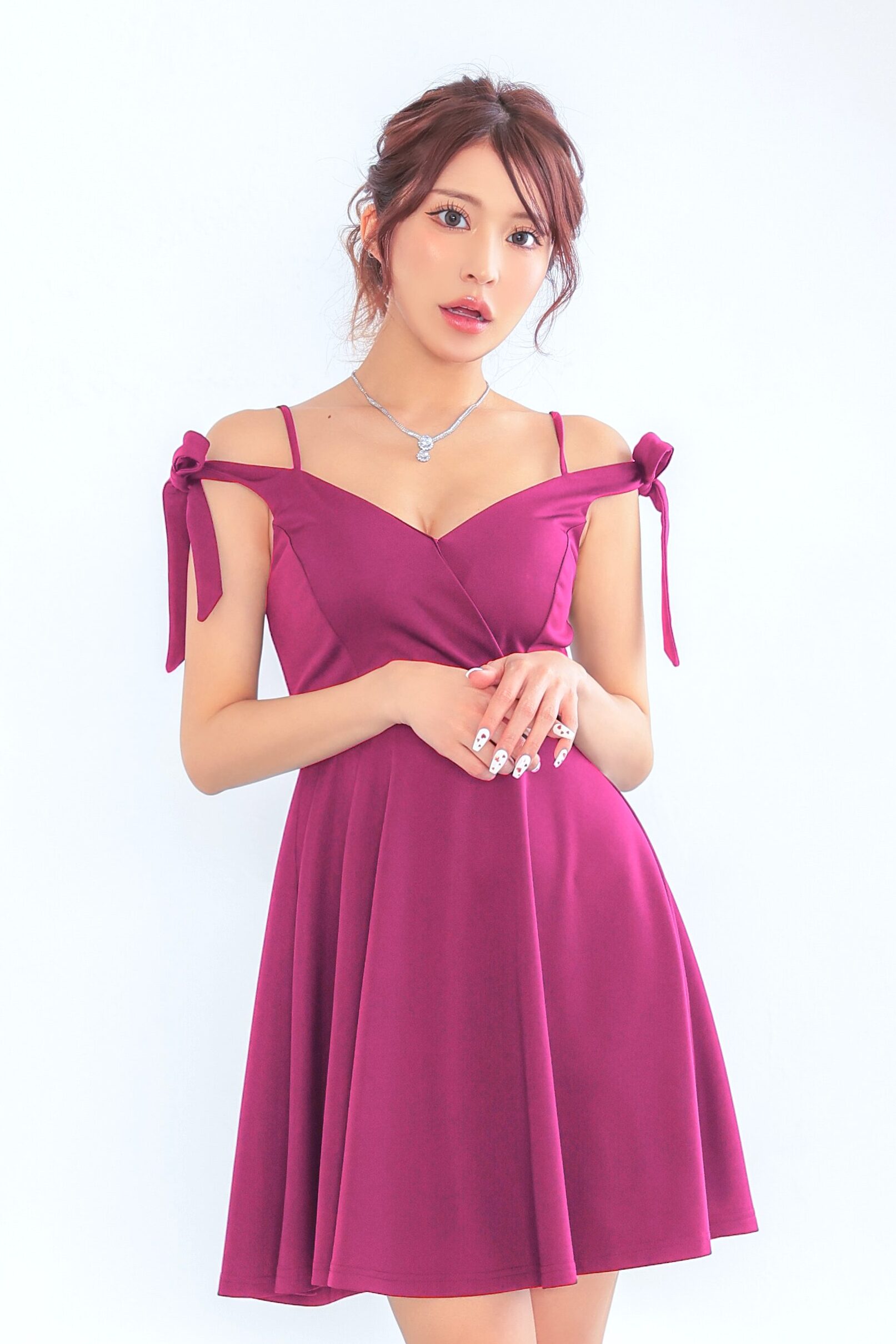 広く開いたデコルテで谷間魅せもバッチリなオフショル風肩リボンデザインのフレアキャミミニドレス