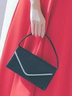 どんなドレスとも相性抜群！V字に煌めくラインストーンがアクセントのスクエアハンドバック
