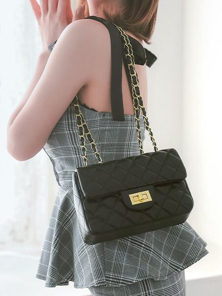 大人っぽいキルティング素材にゴールドチェーンが高見えするショルダーバッグ