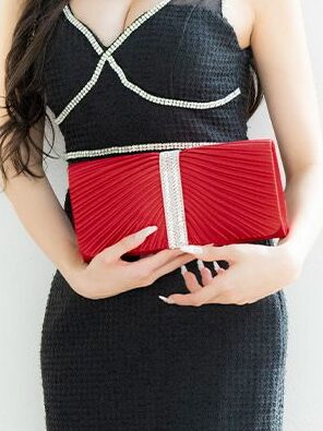 ブラックドレスに映える鮮やかなレッドカラーが上品なビジューラインクラッチバッグ