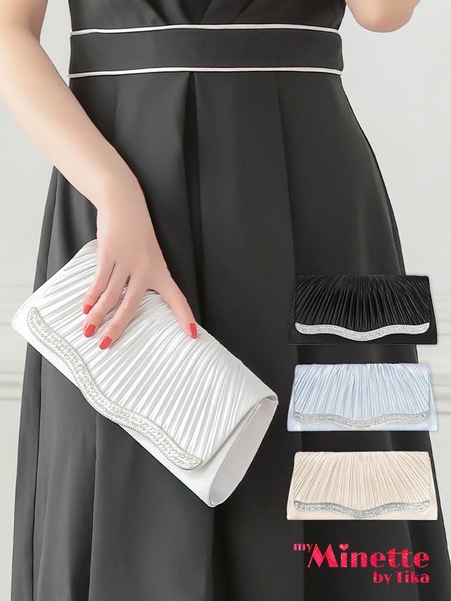 シンプルなギャザーデザインに小さなラインストーンの装飾が上品なクラッチバッグ