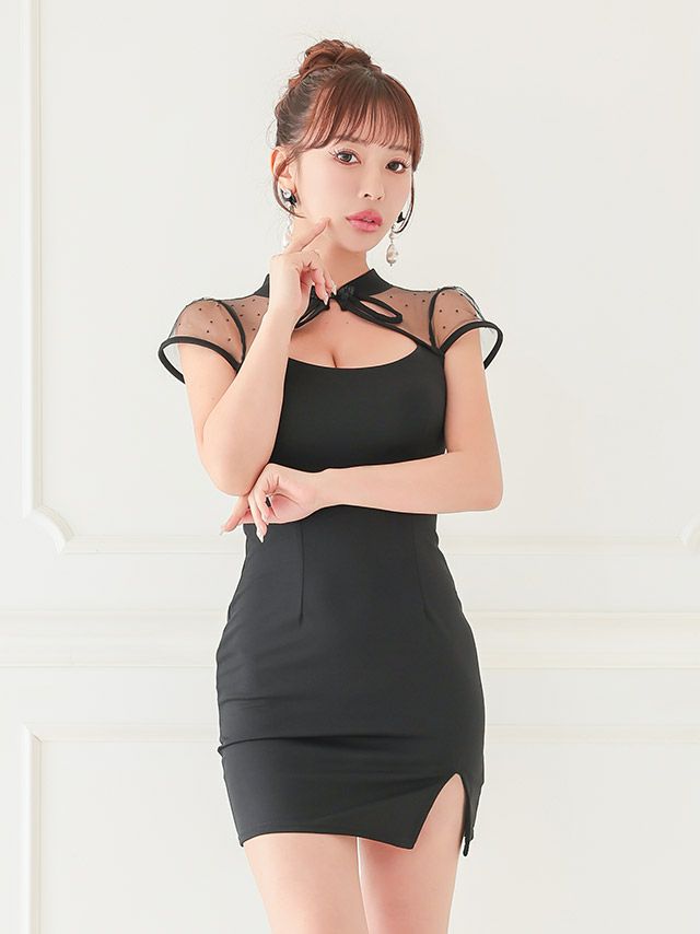 肌見せしすぎないシアーデザインが上品で、デコルテ部分が開いた魅惑的なタイトミニドレス