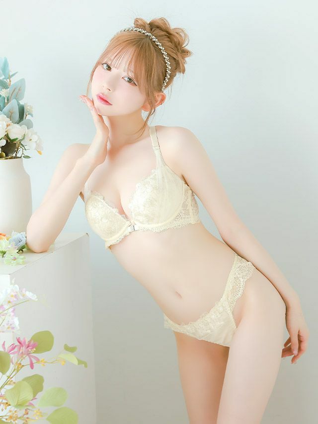 クラシカルな淡いアイボリーカラーに透け感のあるショーツがセクシーなランジェリーセット