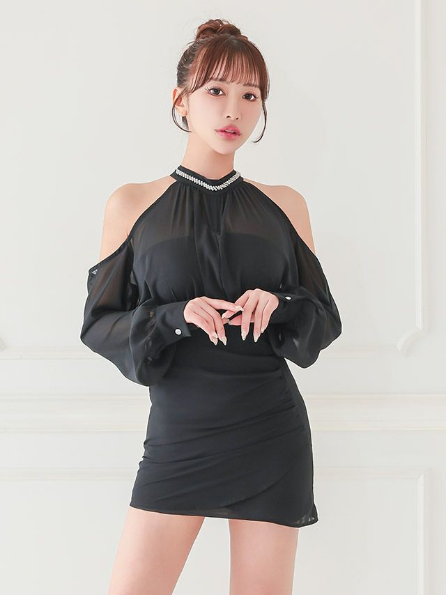 シンプルなブラックカラーもシアーな透け感と肩あきデザインでこなれ見え間違いなしのタイトミニワンピース
