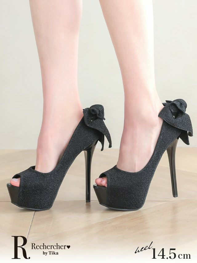 シックなブラックカラーに踵のリボンが華やかで大人ガーリーなアクセントのオープントゥパンプス