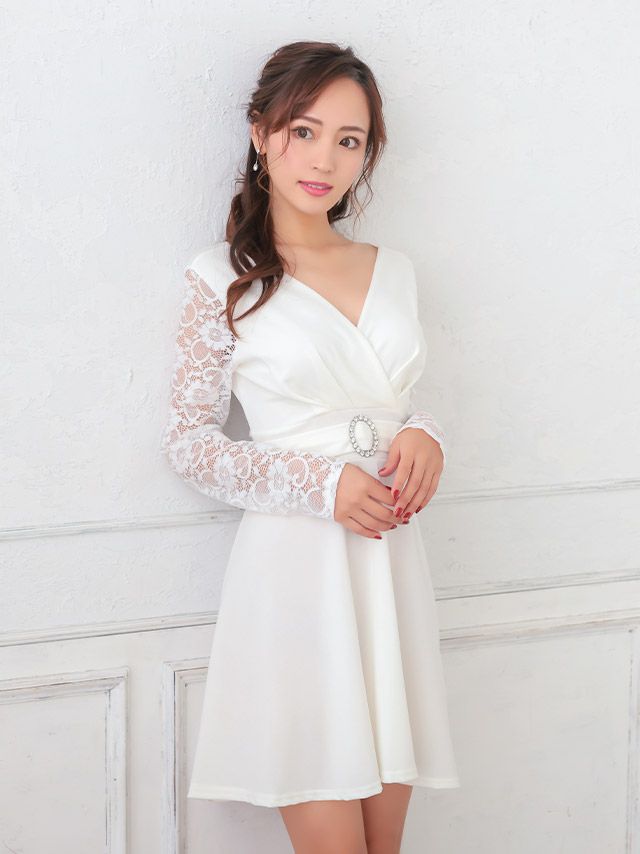 上品なホワイトレース袖にカシュクール風Vネックが女性らしい印象のフレアミニドレス