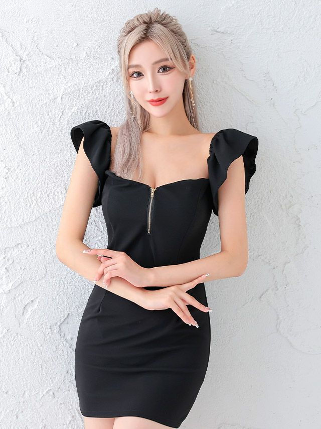 大きく開いたデコルテラインでスッキリ見せできるzip半袖ドレス