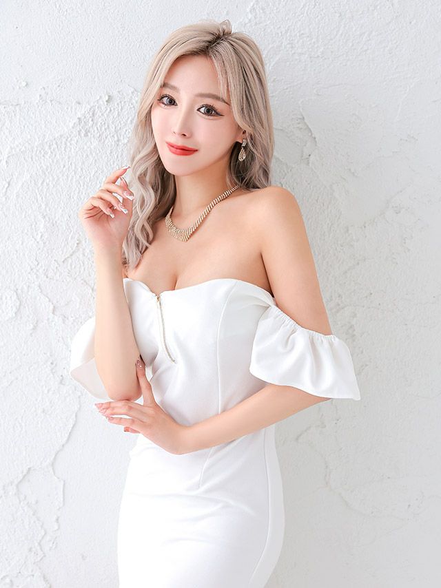 ホワイトカラーで上品な色気をゲットできるオフショルジップミニドレス