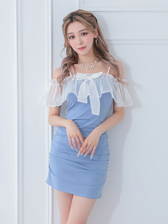 優しいブルーカラードレスに透け感のある白のフリルチュールがキュートなオフショル風タイトミニドレス