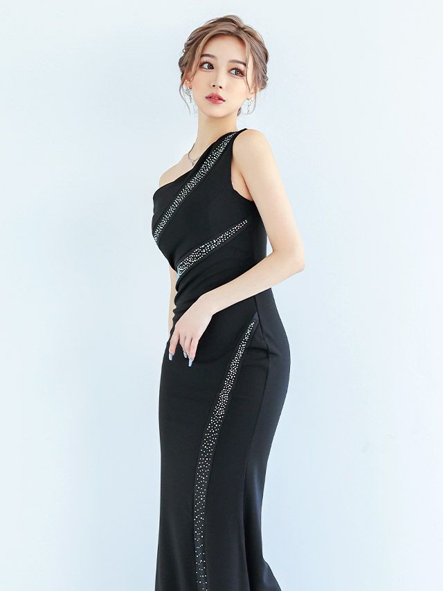 シンプルなブラックカラーに流れるようなビジュー欄が艶めく大人クールなタイトロングドレス