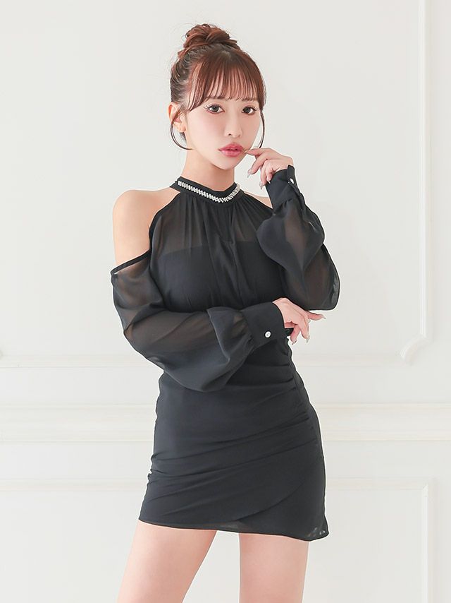 チラ見せショルダーカットで色気たっぷりのブラックシアードレス