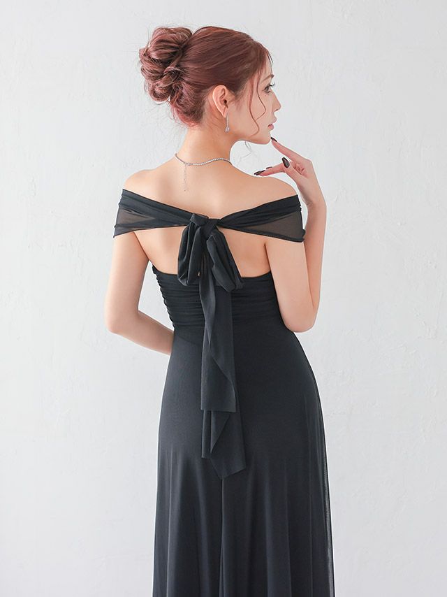 背中のリボンが自由にアレンジ可能なロングドレス