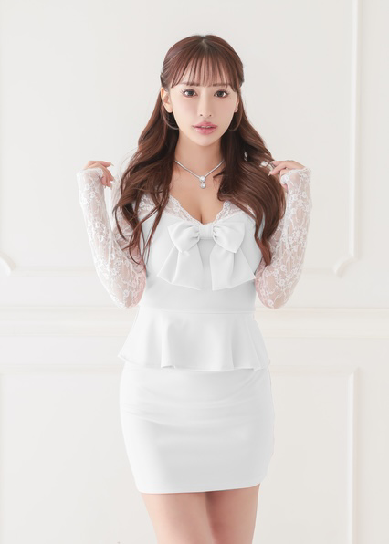 セクシーな谷間をさりげなくアピールする胸元リボンがキュートなペプラムデザインのタイトミニドレス