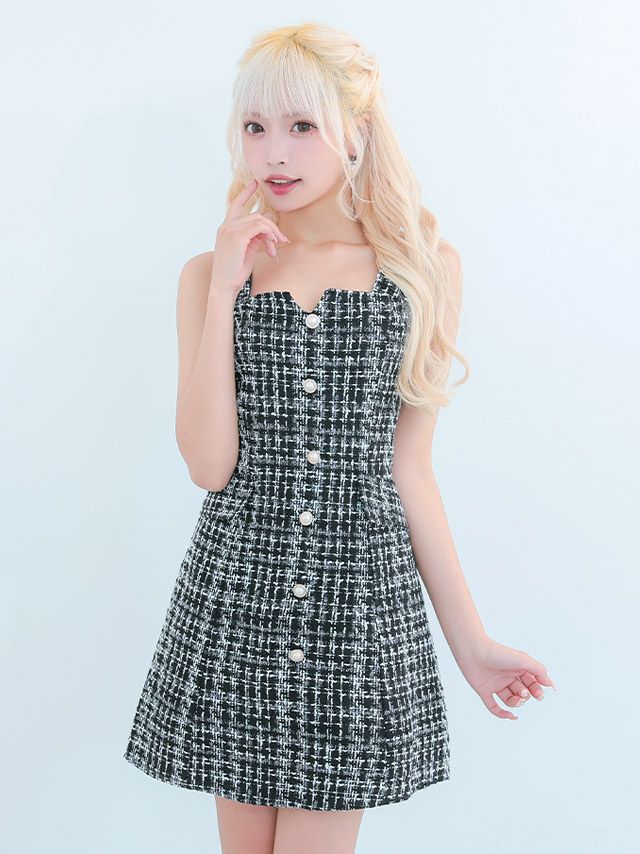 上品な飾りボタンが高見えするブラックツイード素材を使用した大人可愛い雰囲気の袖なしセミフレアミニドレス