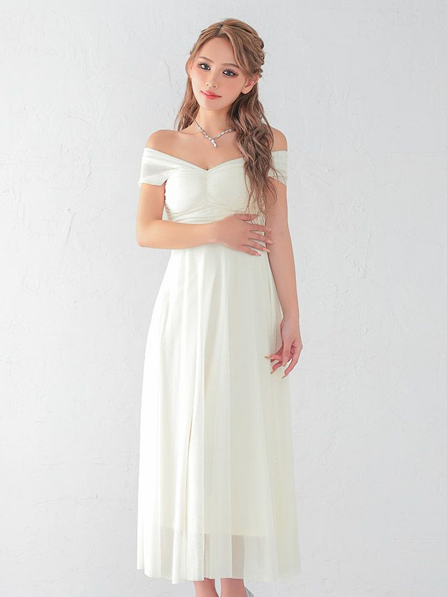 上品さ引き立てるホワイトカラーに柔らかいシフォンが優しい雰囲気の大人っぽフレアロングドレス