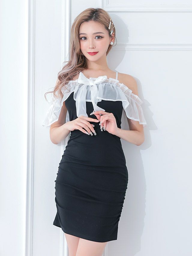 透け感のあるシアーオフショル風フリルが重くなりがちなブラックドレスを明るく華やかに彩るタイトミニドレス