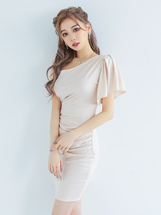シンプルなベージュのワンカラーにアシンメトリーなワンショルデザインが洗練された大人っぽさ引き立てるタイトミニドレス