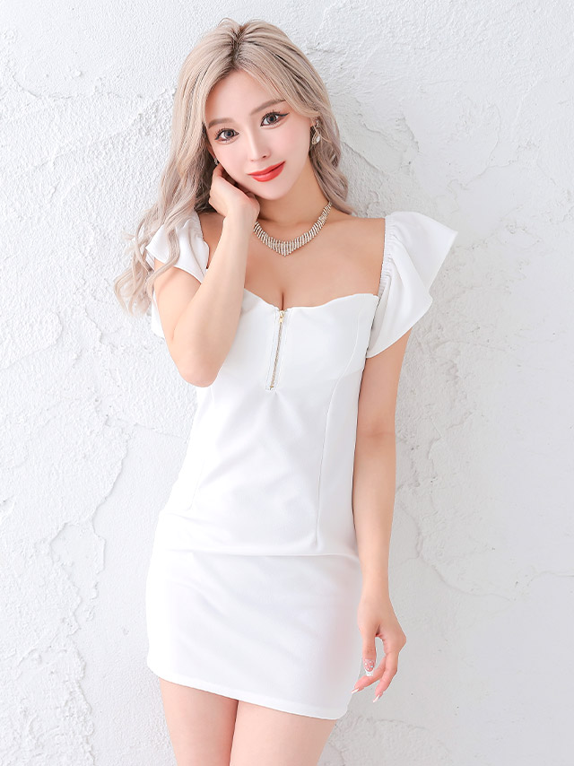 真っ白で清楚に見せつつも大胆に開いたデコルテとフロントジップで色気も忘れないタイトミニドレス