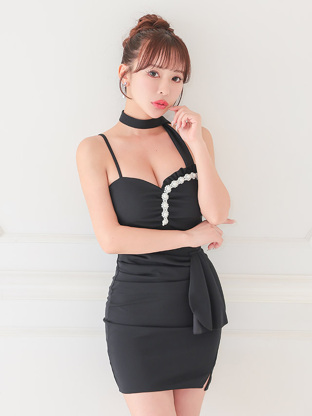 デコルテを美しく魅せてくれるタイトミニドレス