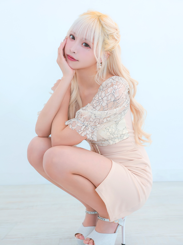 トップスの透け感のある花柄デザインがセクシーなタイトミニドレス