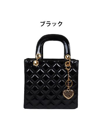 光沢感のあるキルティング素材がモードにコーデを引き締めてくれるキーホルダー付き2wayハンドミニバッグ