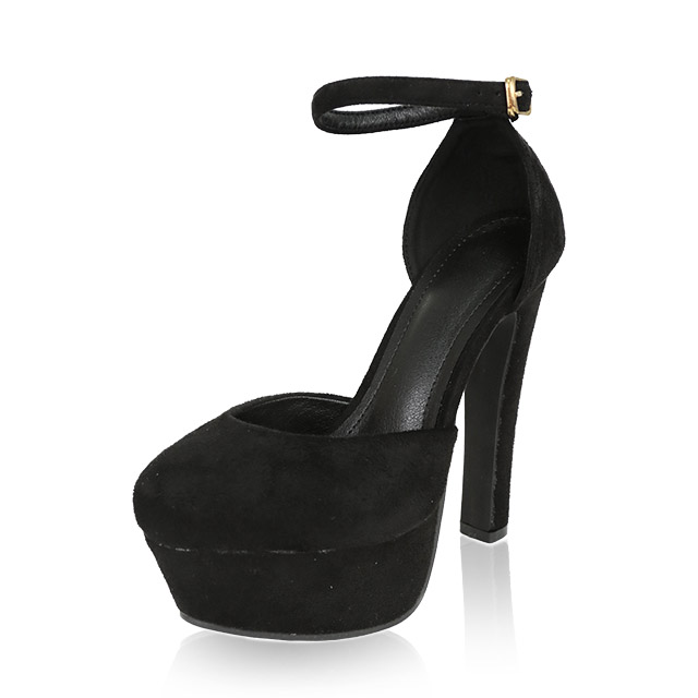 シンプルなデザインが大人っぽいブラックパンプス