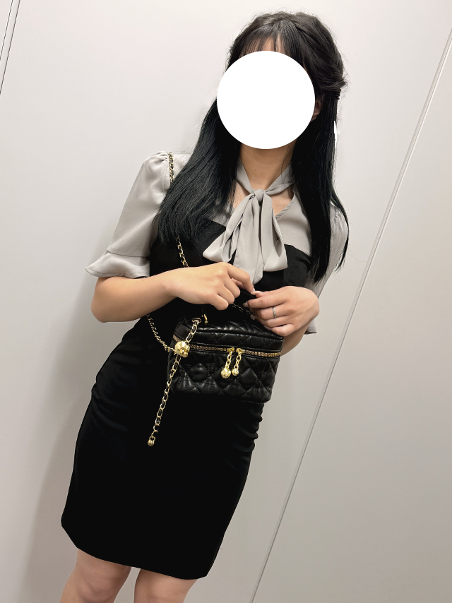 首のリボンがおしゃれなタイトミニドレス