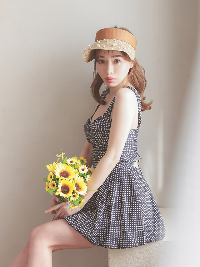 露出控えめの洋服風デザインがかわいいワンピース水着
