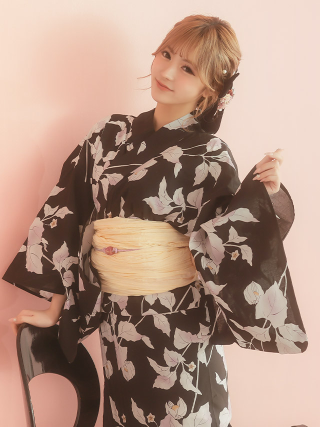 黒地が大人っぽいレトロ浴衣